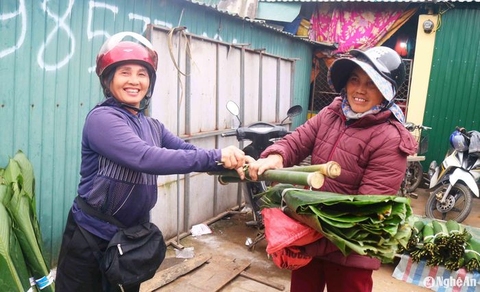Một phụ nữ đi bán lá dong để gói bánh, ở chợ Cồn (Thanh Chương), cho biết, từ ngày 22 - 25 tháng Chạp, lá dong đẹp ở đây được bán với giá 3.500 - 4.000 đồng/lá, nay chỉ còn 1.000 - 2.000 đồng/lá. Ảnh: Huy Thư