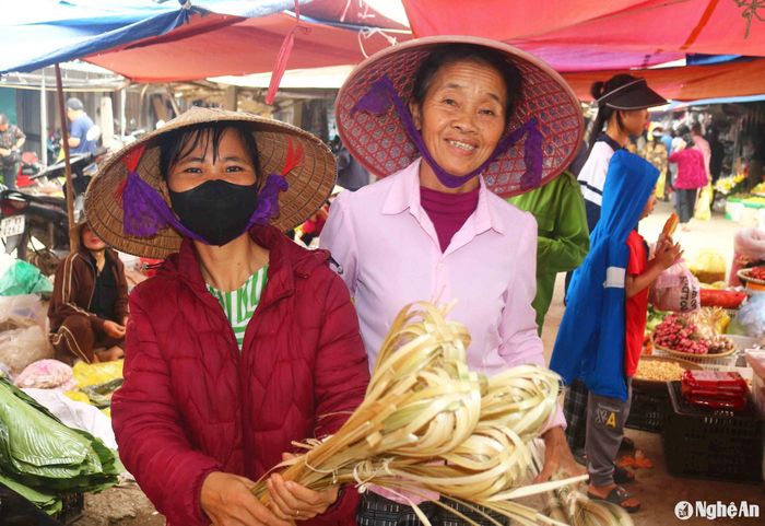 Nhiều người không muốn chẻ giang thì mua lạt giang đã chẻ sẵn ở chợ. Người bán đã kết lạt giang thành chùm để cột bánh khá thuận tiện. Ảnh: Huy Thư
