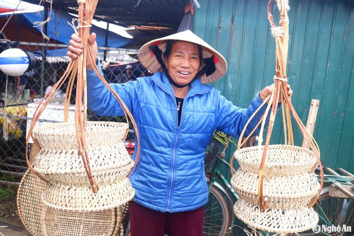 Những chiếc kiềng treo làm từ tre và mây dùng để treo nồi, thức ăn, tưởng chỉ còn trong hoài niệm vẫn xuất hiện giữa chợ quê ngày Tết gợi bao ký ức thân thương. Ảnh: Huy Thư