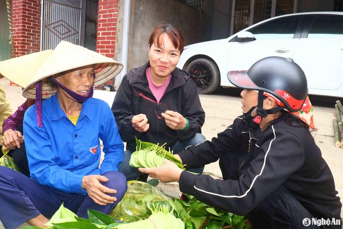 Sự nhộn nhịp của chợ quê ngày Tết phản ánh không khí chuẩn bị vui Tết, đón Xuân tưng bừng của người dân các vùng quê xứ Nghệ. Sáng 27 Tết, gió mùa tràn về, trời mưa lác đác, nhưng vẫn không ngăn được bước chân của người đi chợ Tết. Ảnh: Huy Thư