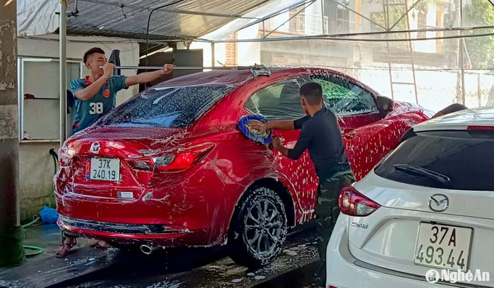 Trung bình mỗi xe ô tô rửa trong vòng 20 - 30 phút, với nhiều công đoạn. Ảnh: Q.A