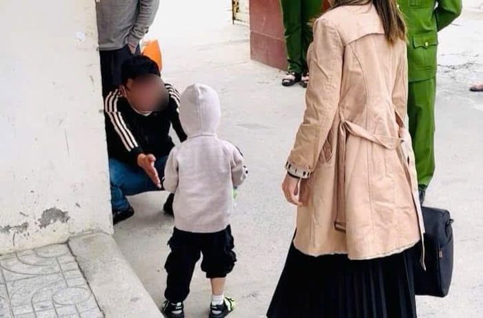 Từ sáng sớm, nhiều gia đình đã đợi để đón người thân được giảm án về nhà ăn Tết. Ảnh: Quang Vinh