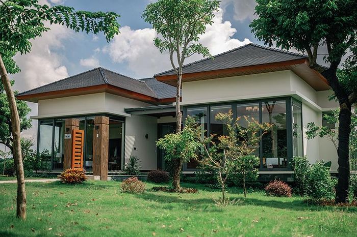 Khu villa, bungalow nằm ẩn mình bên hồ sang trọng đến từng chi tiết.