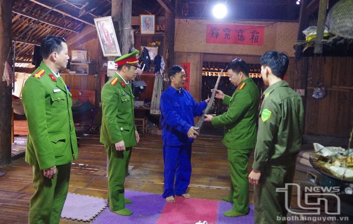 Công an huyện Võ Nhai vận động người dân tự nguyện giao nộp vũ khí, công cụ hỗ trợ.