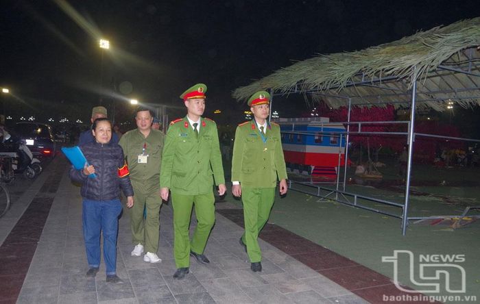 Công an phường Trưng Vương (TP. Thái Nguyên) tuần tra đảm bảo an ninh trật tự khu vực chợ hoa Tết tại Quảng trường Võ Nguyên Giáp.