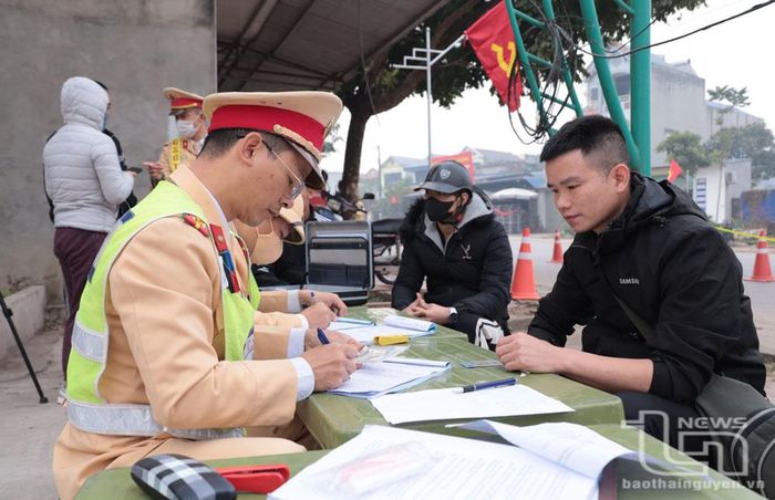 Lực lượng Cảnh sát giao thông xử lý vi phạm trên Quốc lộ 37.