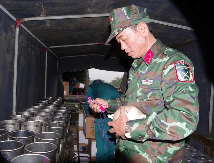 Tiến hành đấu nối hệ thống dẫn điện kích nổ pháo