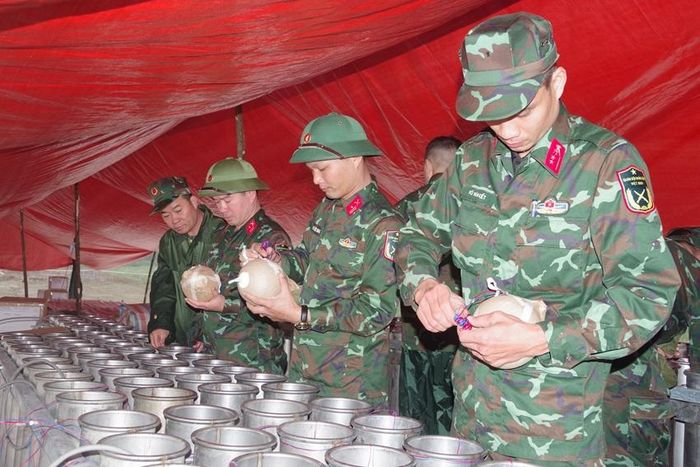Các công đoạn nhồi pháo vào nòng phải rất cẩn trọng và tỉ mỉ
