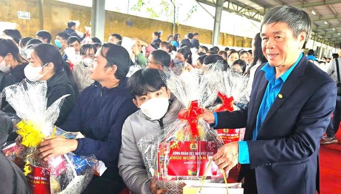 Được tặng quà Tết, công nhân đỡ một khoản mua sắm 