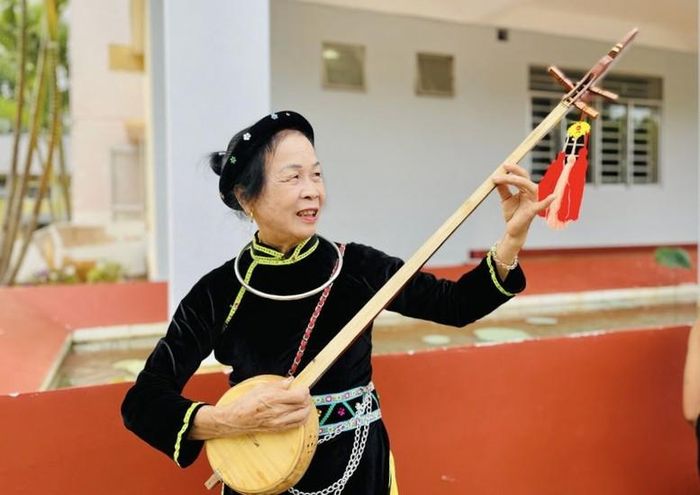 Bà Đinh Thị Thiều luôn giữ gìn nét đẹp văn hóa của dân tộc mình - Ảnh: VGP/Lưu Hương