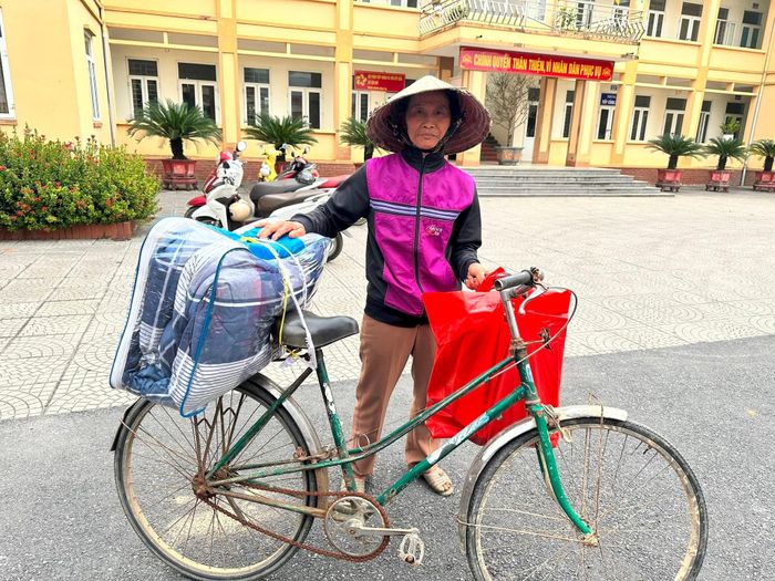 Ảnh: Người dân huyện Nông cống phấn khởi khi nhận quà tết