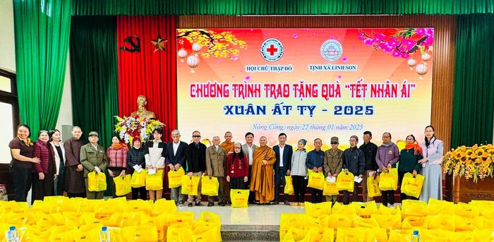 Ảnh: Hội chữ thập đỏ và Tịnh xá Linh Sơn trao tặng quà tết nhân ái cho gia đình chính sách, hộ nghèo