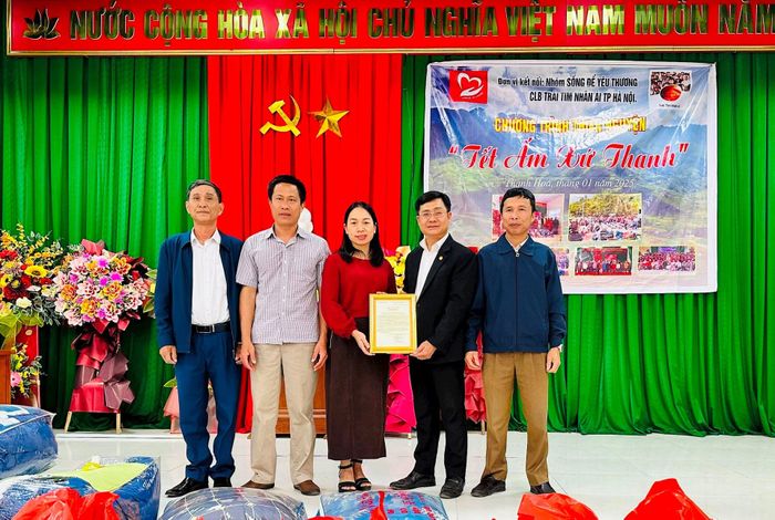 Ảnh: Các nhóm thiện nguyện trao quà tết yêu thương
