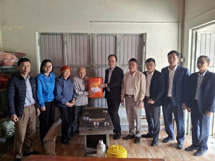 Ảnh: Bí thư Huyện ủy Nguyễn Lợi Đức tặng quà gia đình chính sách xã Thăng Bình