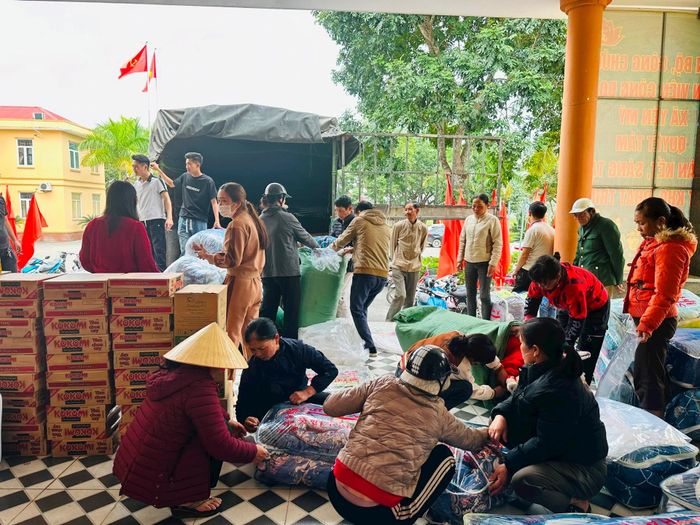 Ảnh: Các nhóm thiện nguyện trao quà tết yêu thương