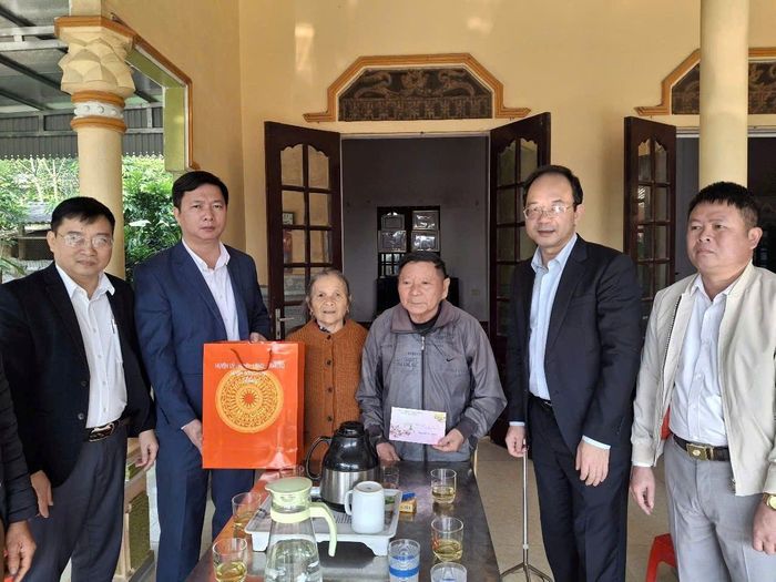 Ảnh: Bí thư Huyện ủy Nguyễn Lợi Đức tặng quà gia đình chính sách xã Thăng Bình