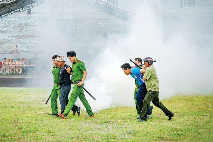 Diễn tập KVPT nhằm đối phó kịp thời, hiệu quả với những tình huống đe dọa trong thời bình lẫn thời chiến. Ảnh: NHẬT MINH