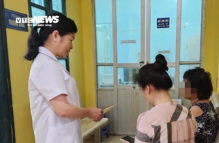 Bác sĩ Thu thăm hỏi sức khỏe của bệnh nhân đến khám. (Ảnh: N.Loan)
