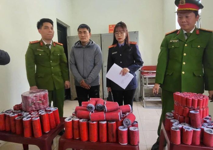 Công an huyện Gia Lâm thu giữ hơn 1 tạ pháo. Ảnh: Chu Dũng