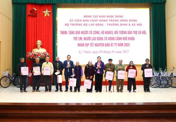 Nhiều hoạt động chăm lo, tặng quà, hỗ trợ người người có công, hộ nghèo, đối tượng bảo trợ xã hội được triển khai