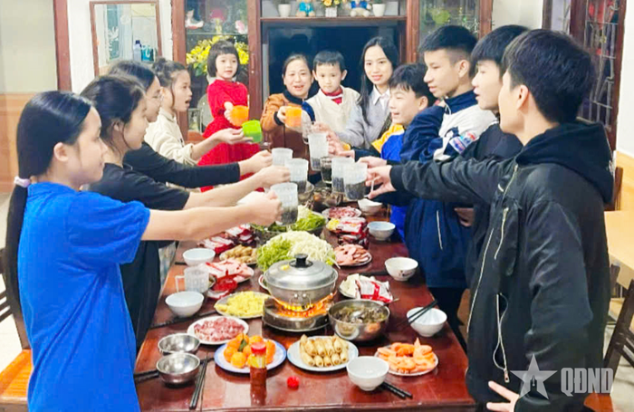 Cùng các em nhỏ ở Làng Trẻ em SOS Vinh vui tất niên.