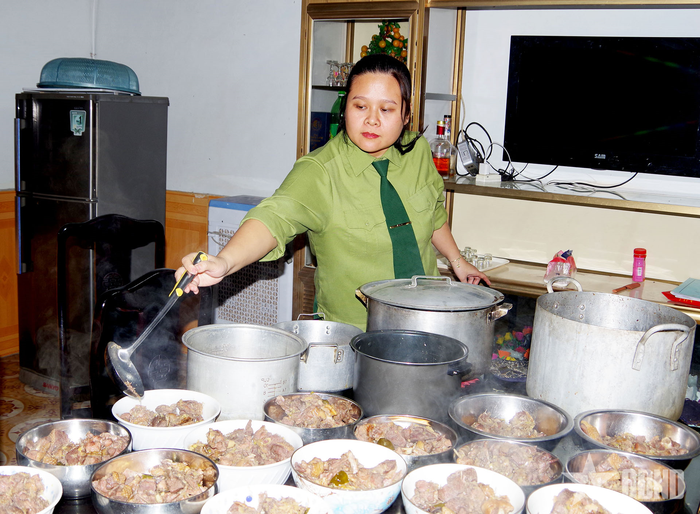 Chuẩn bị bữa cơm tất niên. 