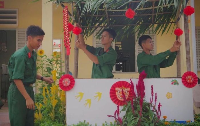 Các chiến sĩ trẻ tất bật hoàn thiện không gian đón xuân của đơn vị.