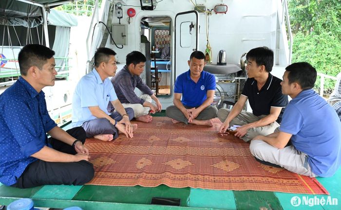 Một số nhân viên tàu kiểm ngư bị dừng hợp đồng trao đổi với PV Báo Nghệ An về công tác vận hành tàu kiểm soát tàu cá đánh bắt thủy sản trên biển (ảnh chụp tháng 4/2024). Ảnh: Thành Cường