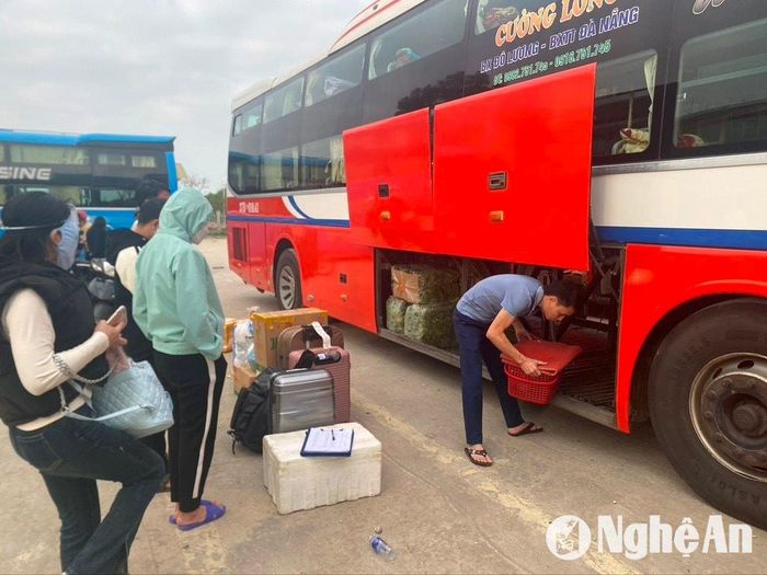 Một số khách từ Đà Nẵng di chuyển về Nghệ An những ngày cận Tết. Ảnh: Văn Trường