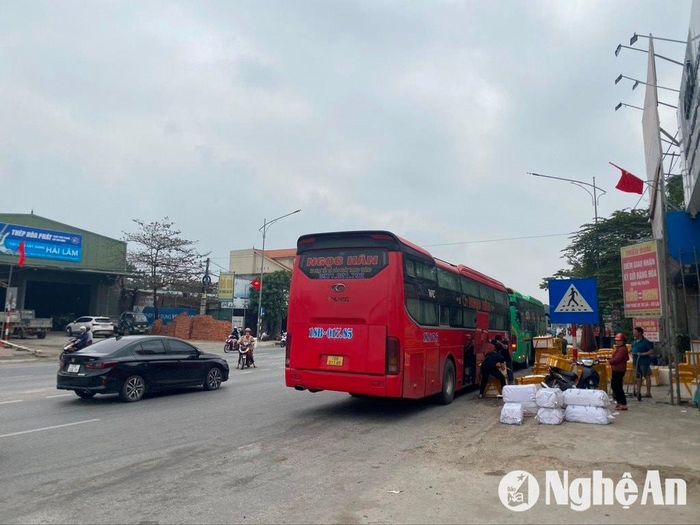 Một số xe khách giường dừng đậu ven đường ở huyện Diễn Châu mất an toàn giao thông. Ảnh: Văn Trường