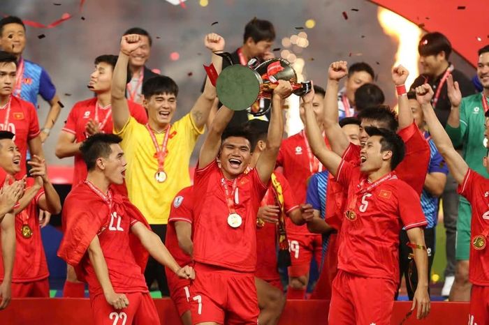 hạm Xuân Mạnh nâng cao chiếc cúp vô địch ASEAN Cup 2024. Ảnh: FBNV