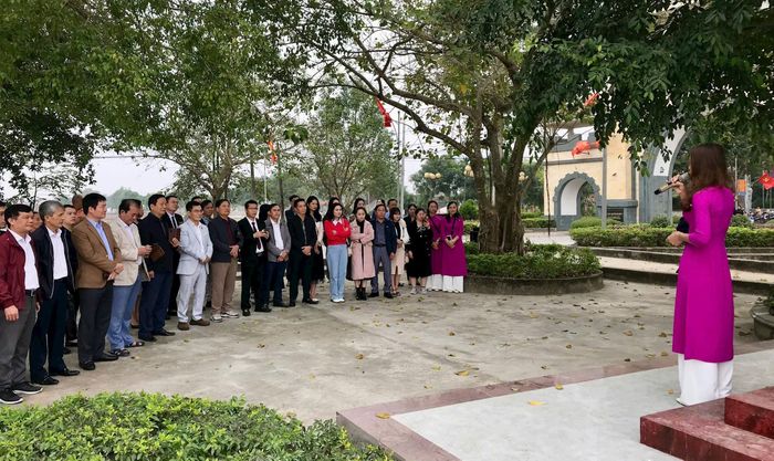 Đoàn khách tham quan các điểm di tích ở làng Quỳnh Đôi. Ảnh: T.H