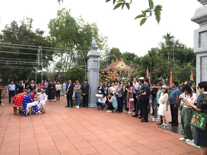 Du khách xem tiểu phẩm quảng bá tinh thần hiếu học ở làng Quỳnh Đôi. Ảnh: T.H