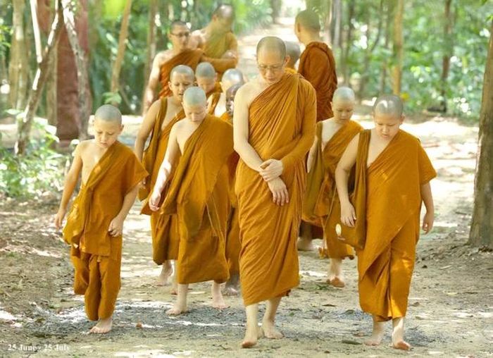 Theo gương của các bậc giác ngộ, chúng ta sống như một người biết đủ, có ít ước muốn...