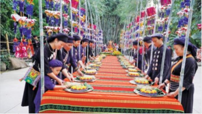 Bà con làng Thái Hải trong “Tết cơm mới”.