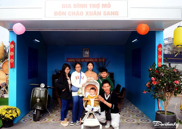 Một góc "gia đình thợ mỏ" sum vầy ngày Tết.