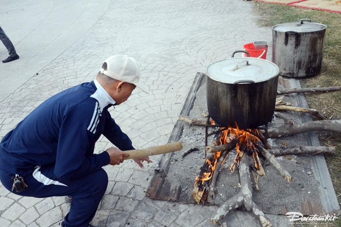 Những chiếc bánh chưng được gói và luộc ngay tại Không gian Văn hóa Tết các dân tộc tỉnh Quảng Ninh.