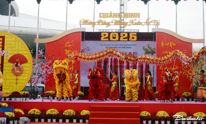 Màn múa lân sư rồng khai mạc “Không gian Văn hóa Tết các dân tộc tỉnh Quảng Ninh”.