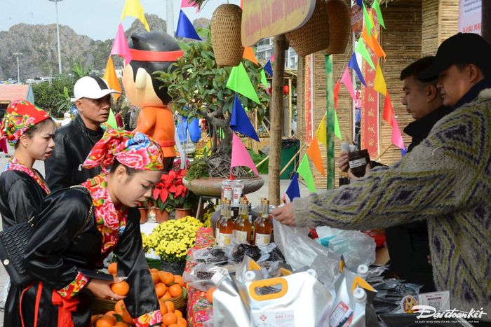 Ngoài không gian văn hóa, còn có các gian hàng bày bán sản phẩm OCOP của Quảng Ninh.