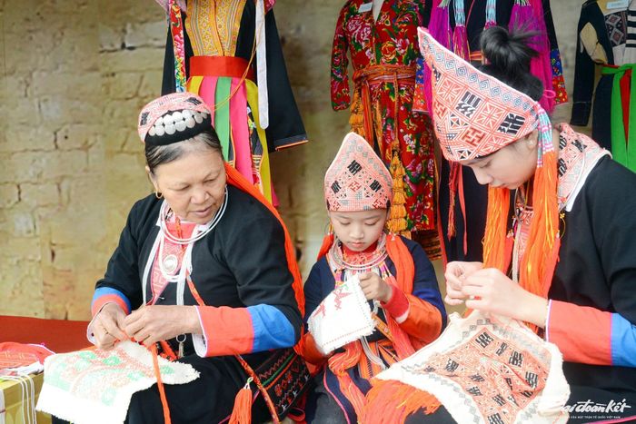 Ở một không gian khác tái hiện nếp nhà cũ của người Dao Thanh Y , với các thế hệ truyền thụ văn hóa, phong tục của dân tộc mình.