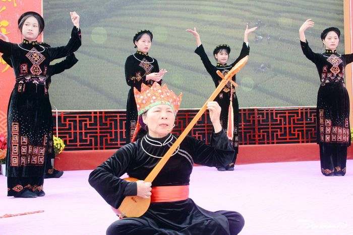 Tiếng hát của người vùng cao vang ên giữa phố phường đô thị.
