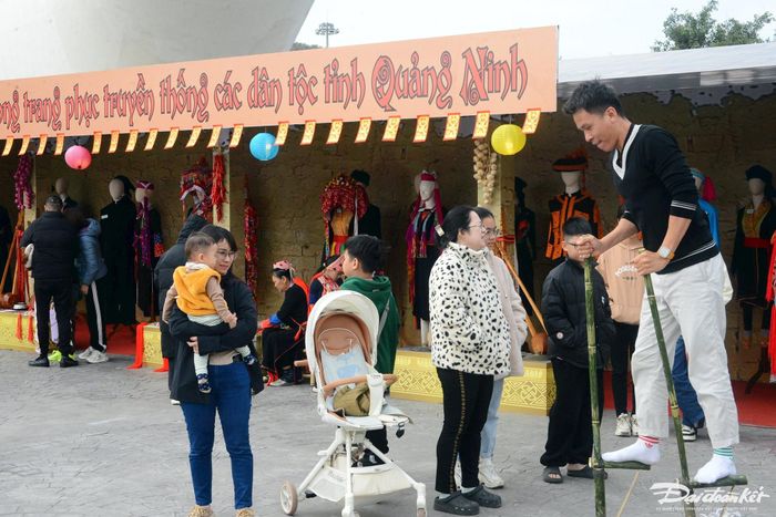 Sự kiện đã thu hút đông đảo người dân và du khách đến tham gia, hòa mình vào không gian văn hóa các dân tộc Quảng Ninh.