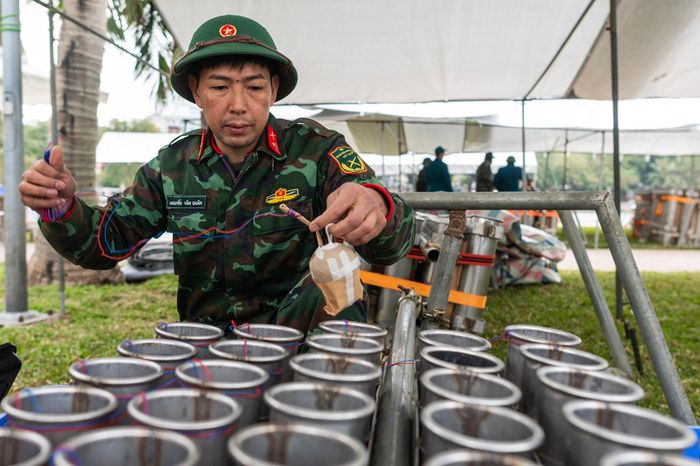 Mọi công đoạn đều được thực hiện cẩn trọng và bảo đảm công tác an toàn dưới sự giám sát chặt chẽ của Bộ Tư lệnh Thủ đô.