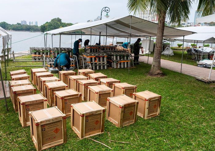 Sáng 28/1 (tức 29 Tết) tại khu vực công viên Thống Nhất (quận Hai Bà Trưng, Hà Nội), lực lượng quân đội đã lắp đặt xong các giàn pháo hoa tầm cao, sẵn sàng đưa pháo vào ống phóng. Đến thời điểm này, kịch bản bắn pháo hoa đã hoàn tất, từng loạt bắn chính xác đến từng giây.