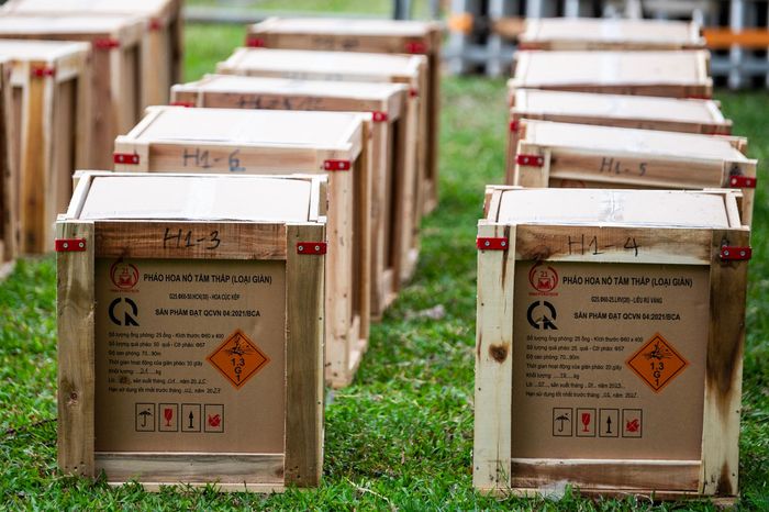Các giàn pháo hoa tầm thấp được di chuyển đến vị trí bắn, chờ nẹp chặt cố định tại khu vực ven hồ Bảy Mẫu.