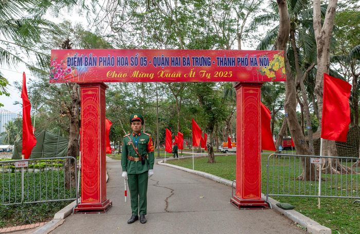 Để chào đón năm mới Tết Ất Tỵ 2025, TP Hà Nội tổ chức bắn pháo hoa ở 30 quận, huyện, thị xã với hơn 30 trận địa, trong đó có 10 trận địa tầm cao kết hợp pháo hoa tầm thấp và còn lại là trận địa bắn pháo hoa tầm thấp.