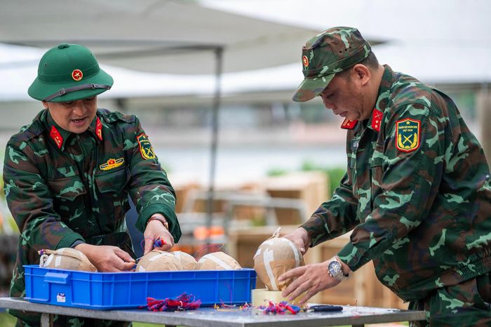 Các cán bộ, chiến sĩ Ban Chỉ huy Quân sự quận Hai Bà Trưng đang thực hiện những công đoạn lắp đặt giàn pháo.