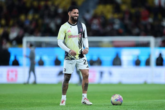 Douglas Luiz lọt tầm ngắm của MU