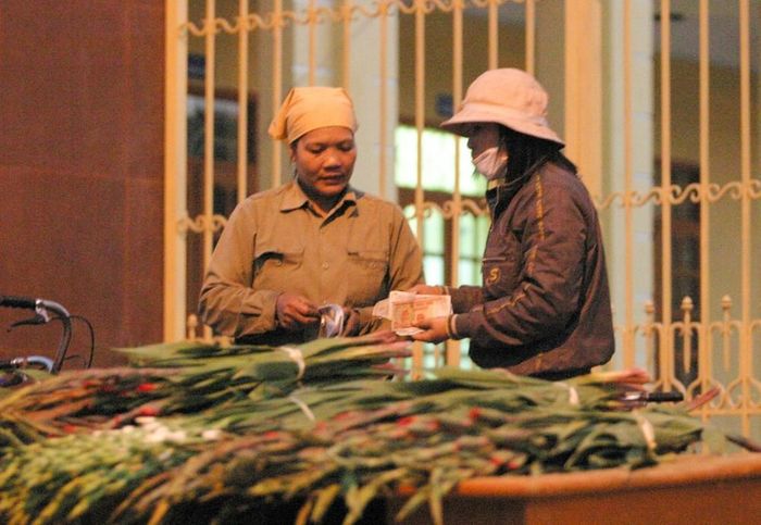 Hoa ế đến đêm là chuyện rất bình thường của người làng