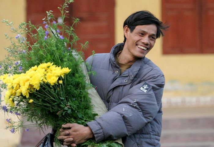 Năm 2007, làng tôi vẫn còn đất trồng hoa, trong ảnh là ông Khuê, bạn học của tôi đang ôm cúc, violet bán ở chợ hoa đầu làng